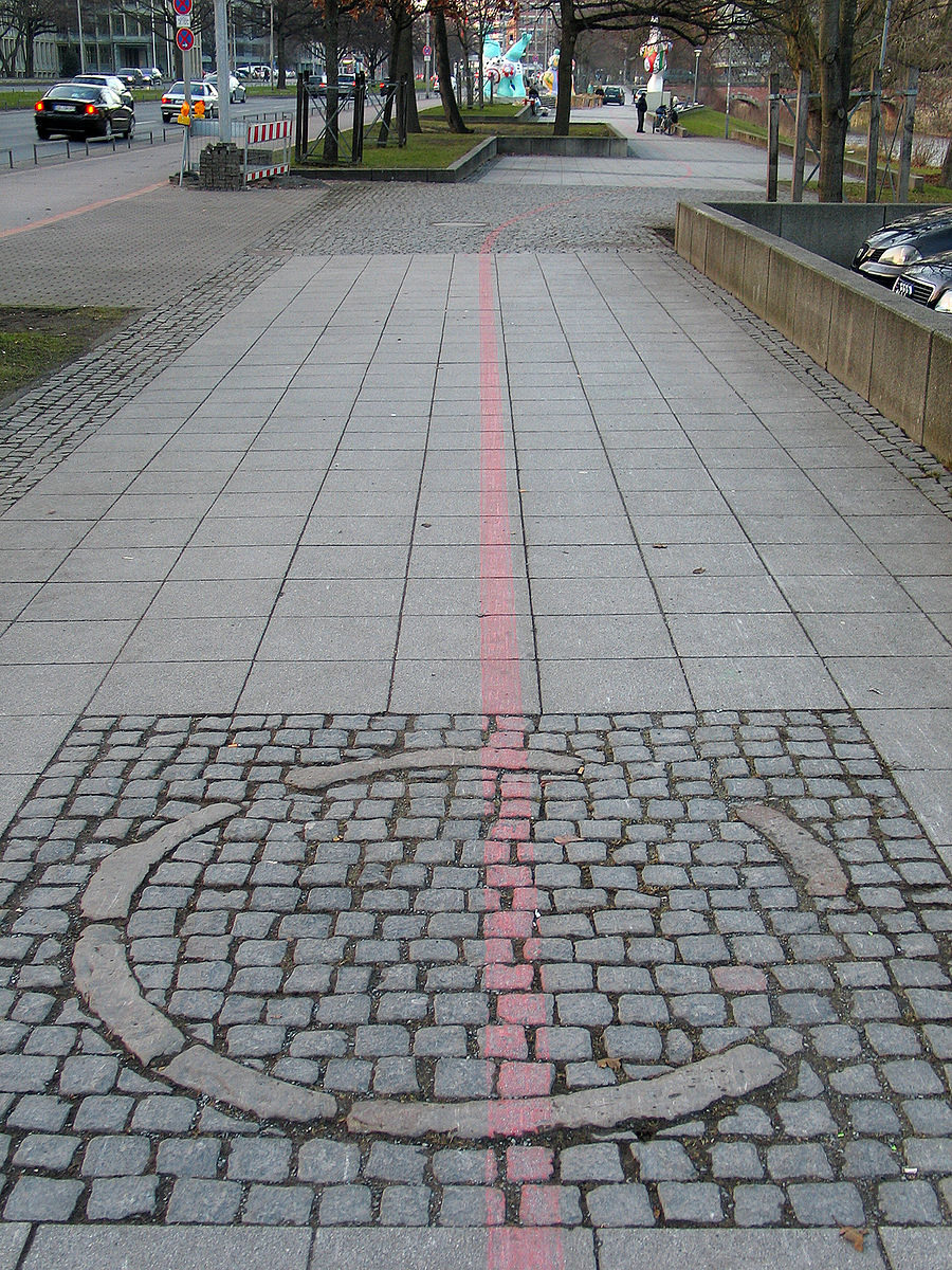 Roter Faden am Leibnizufer,  von Bernd Schwabe in Hannover
