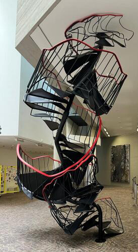 Stairway, eine verbogene und zerquetschte Wendeltreppe von Maria Sosnowska im Sprengelmuseum Hannover