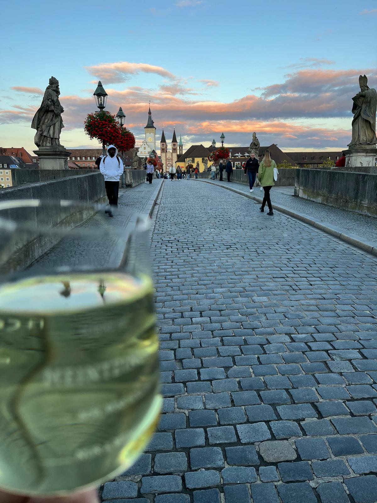 Glas Wein auf der alten Mainbrücke; im Hintergund viele Kirchtürme